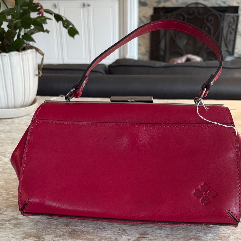 BIG SALE.   Elegant Red Floral Cutout Handbag - Picture 3 of 10